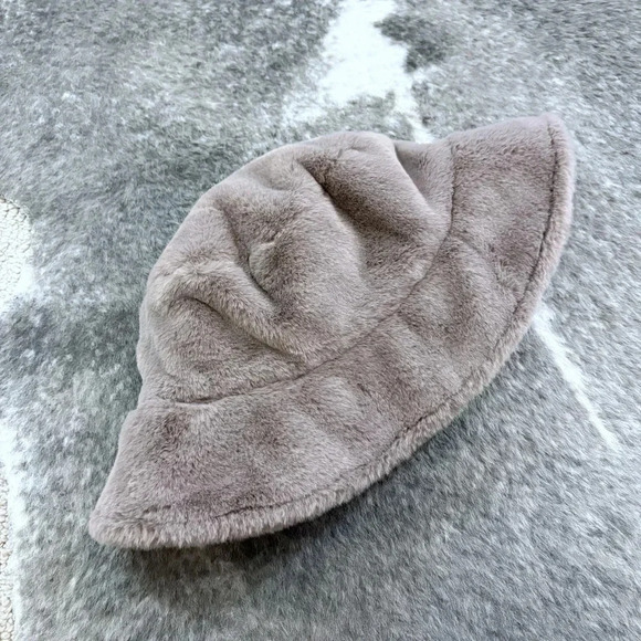 Sprigs Reversible Faux Fur Sherpa Bucket Hat - Picture 5 of 13